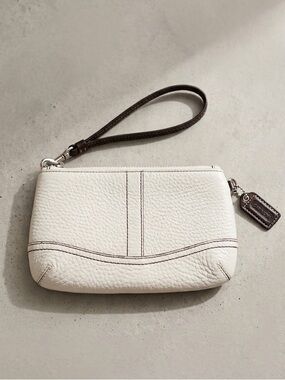 Coach Cream Pebbled Leather Wristlet Clutch Bag Small Minimalist Clean Girl Y2K